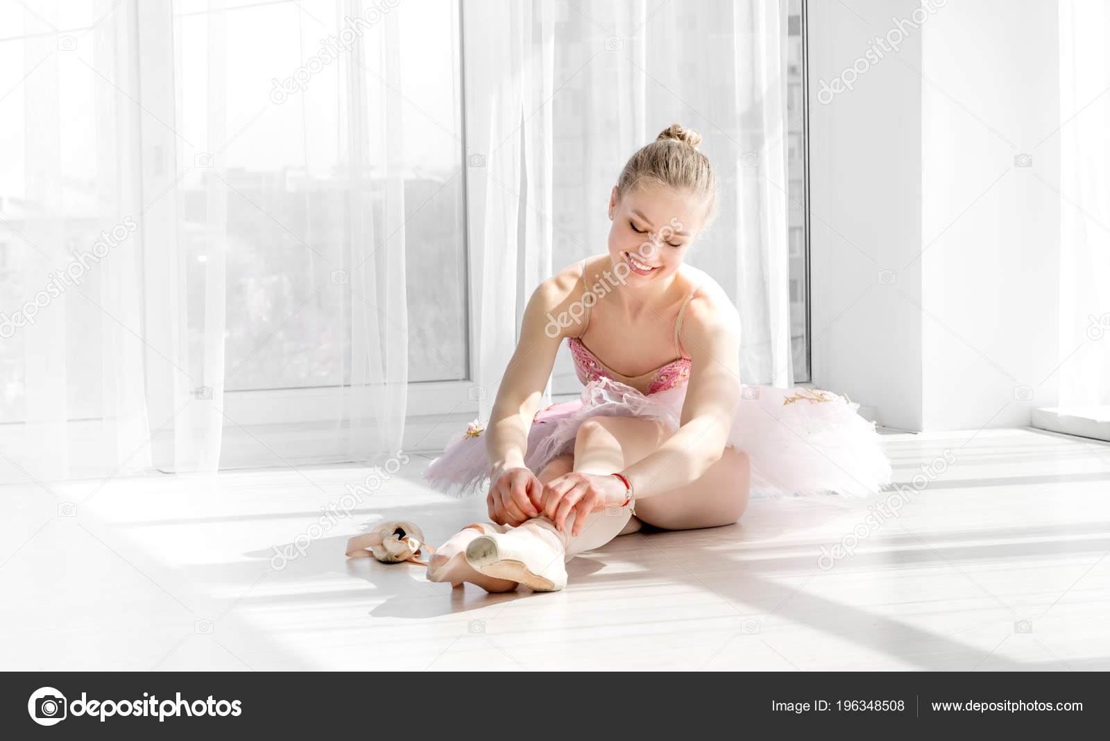 Белокурая баба в балетной пачке трахается с хахалем на полу