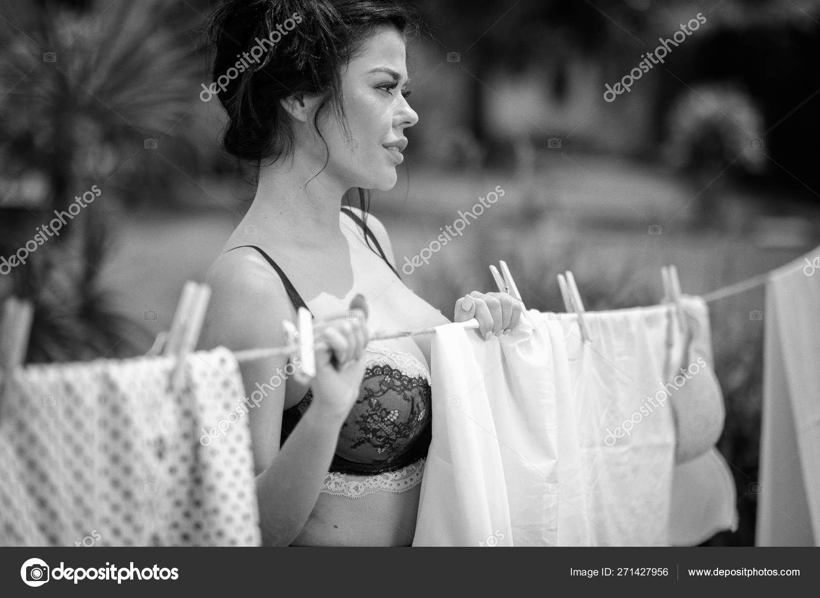 Красивая девушка в белье готова жано отдаваться соседу на стиральной машине