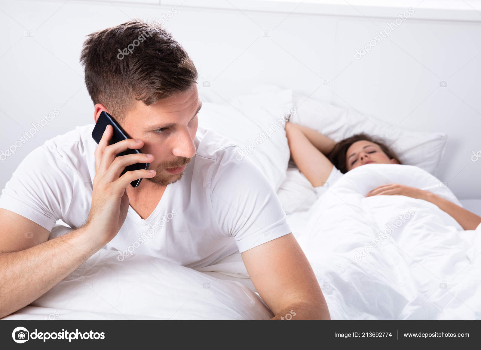 Секс Пока Жена Разговаривает По Телефону