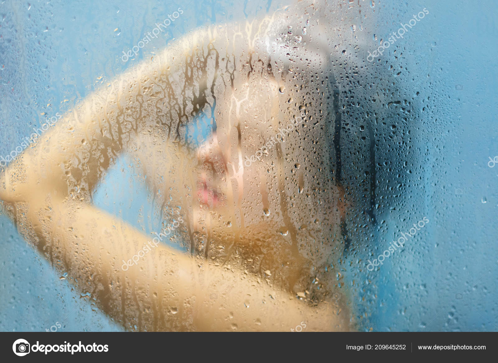 Любимая жена принимает душ фото