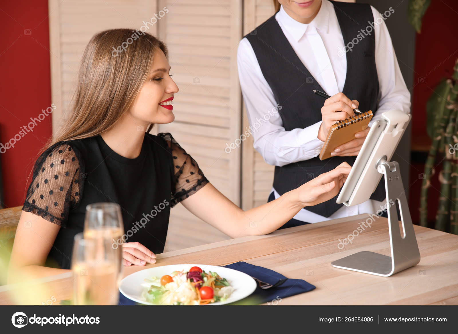 Официантка раздевается возле столика посетителей