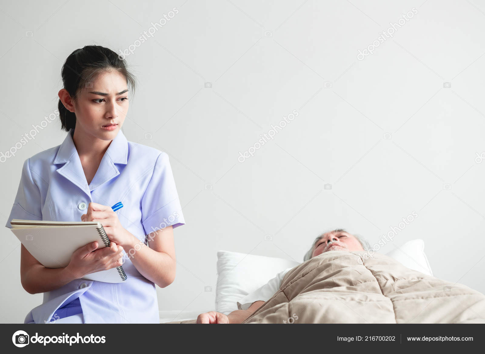 Белокурая баба в медицинском халате дала мужику на кровати