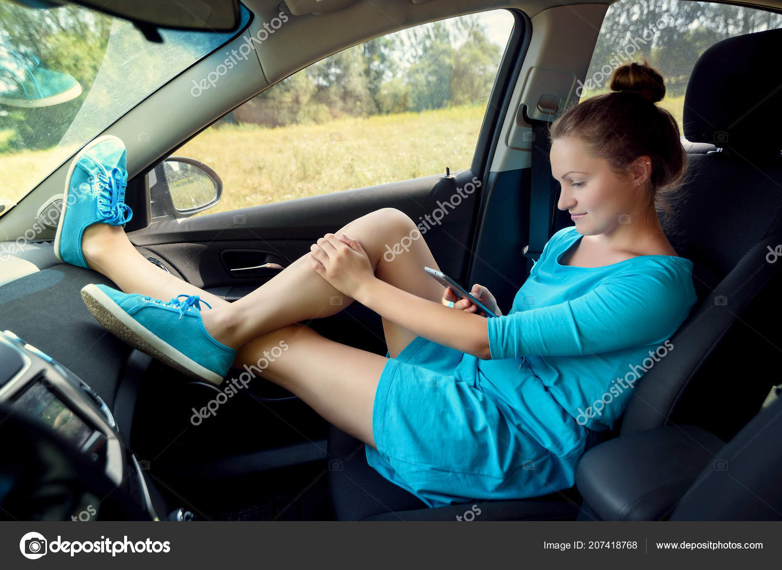 Рыжая девушка в нижнем белье на переднем сиденье машины фото