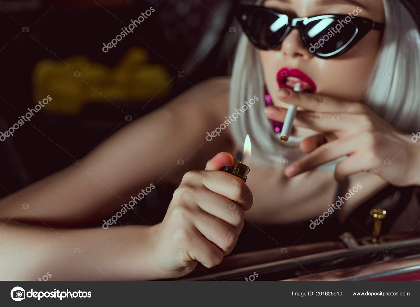 Горячая блондинка курит сигарету и сосет член бойфренда