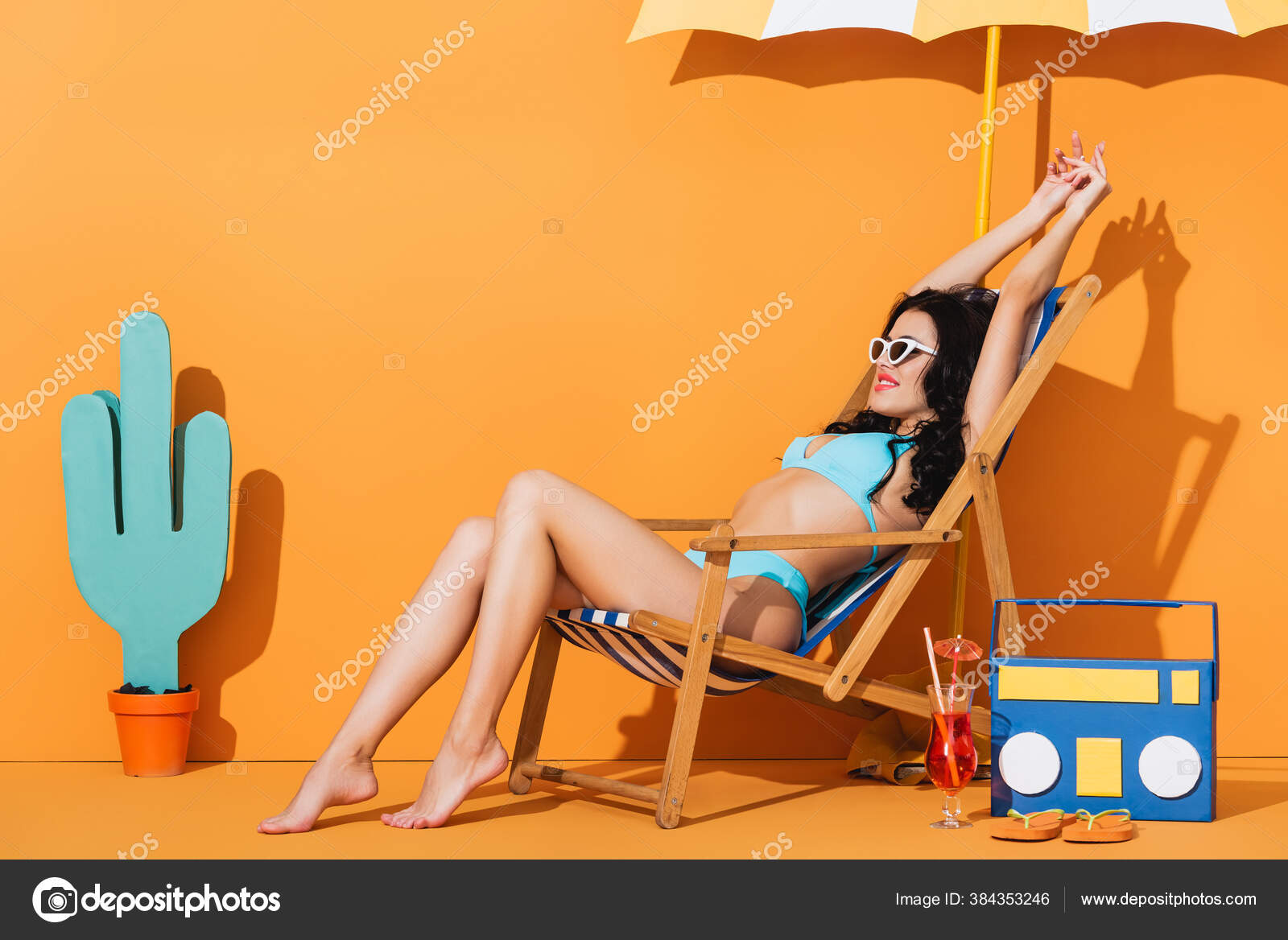 Жена сидя на шезлонге показывает киску фото