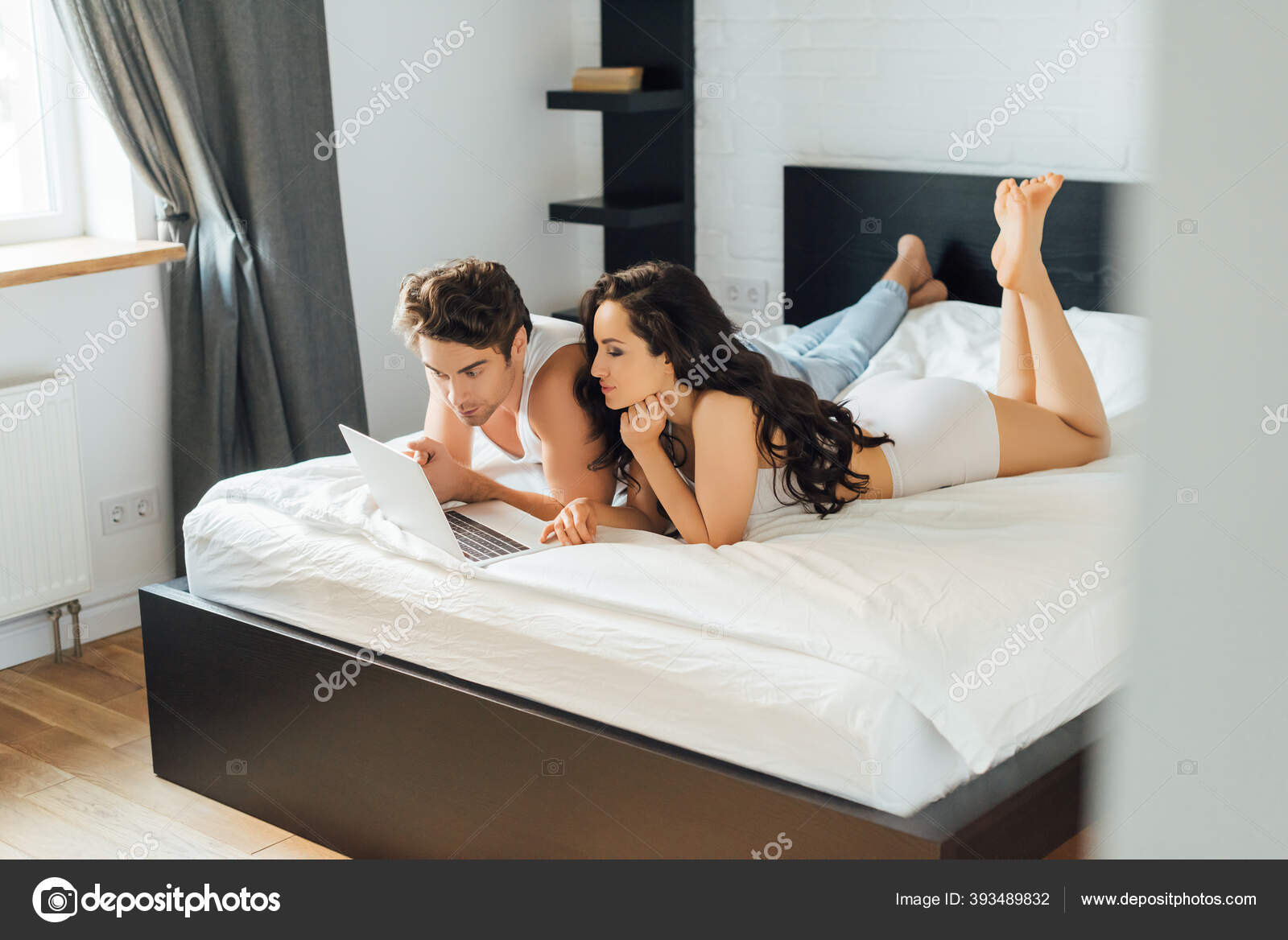 Пара устроила траходром на кровати