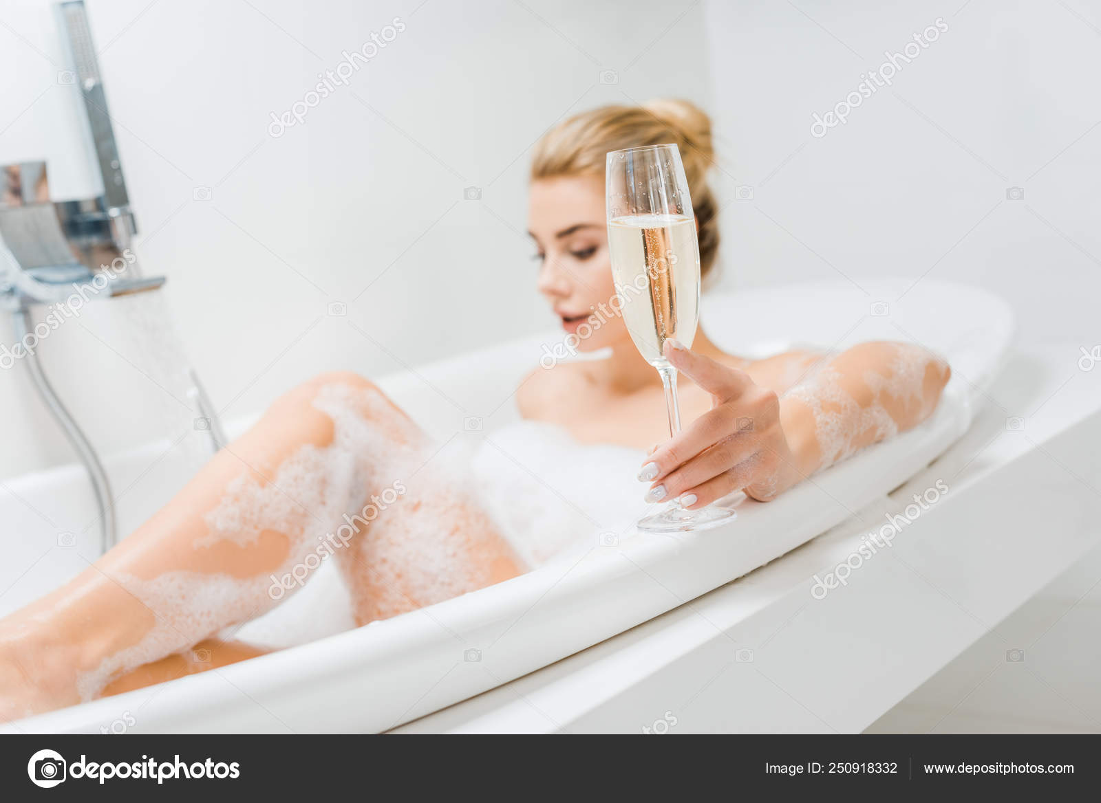 Красавица блондинка моется в ванной