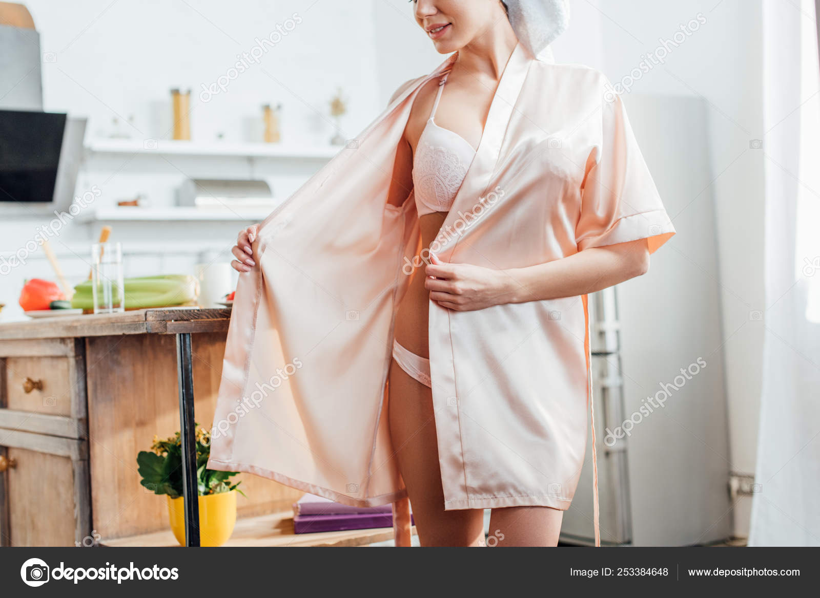 Красотка распахнула халат возле посудомоечной машины