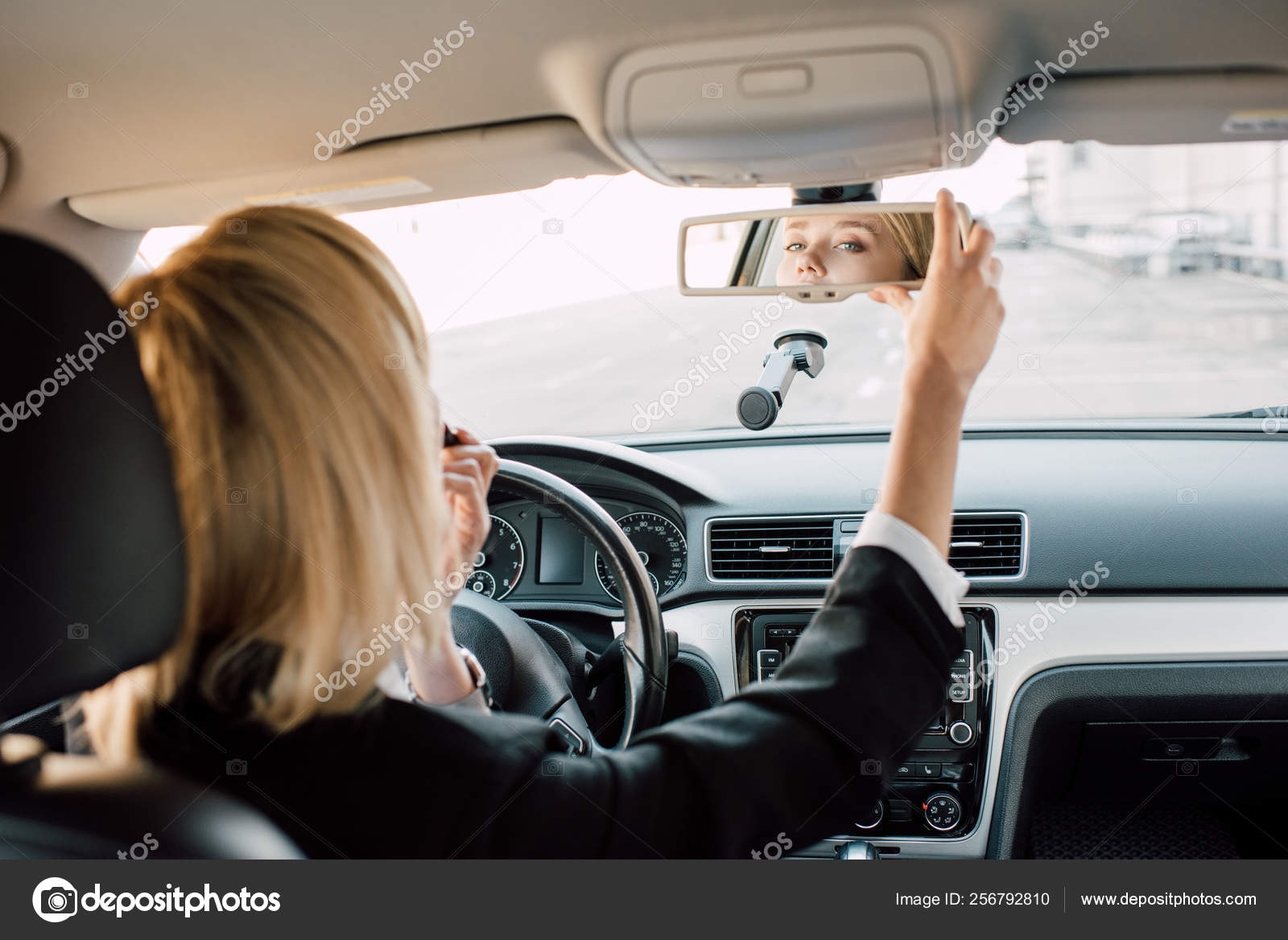 Блондинка с косой заглатывает стояк водителя пока он ведет машину