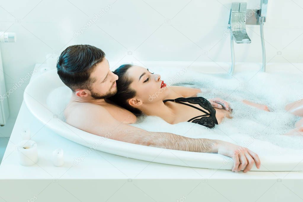 Горячая брюнетка встретила своего мужа в ванной с мокрой киской