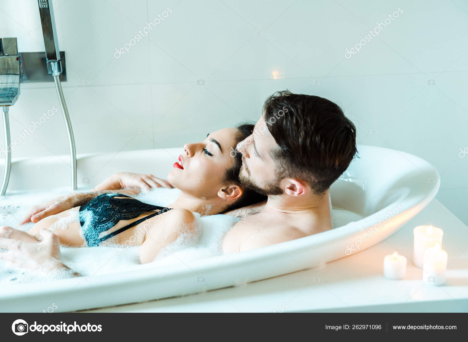 Горячая брюнетка встретила своего мужа в ванной с мокрой киской