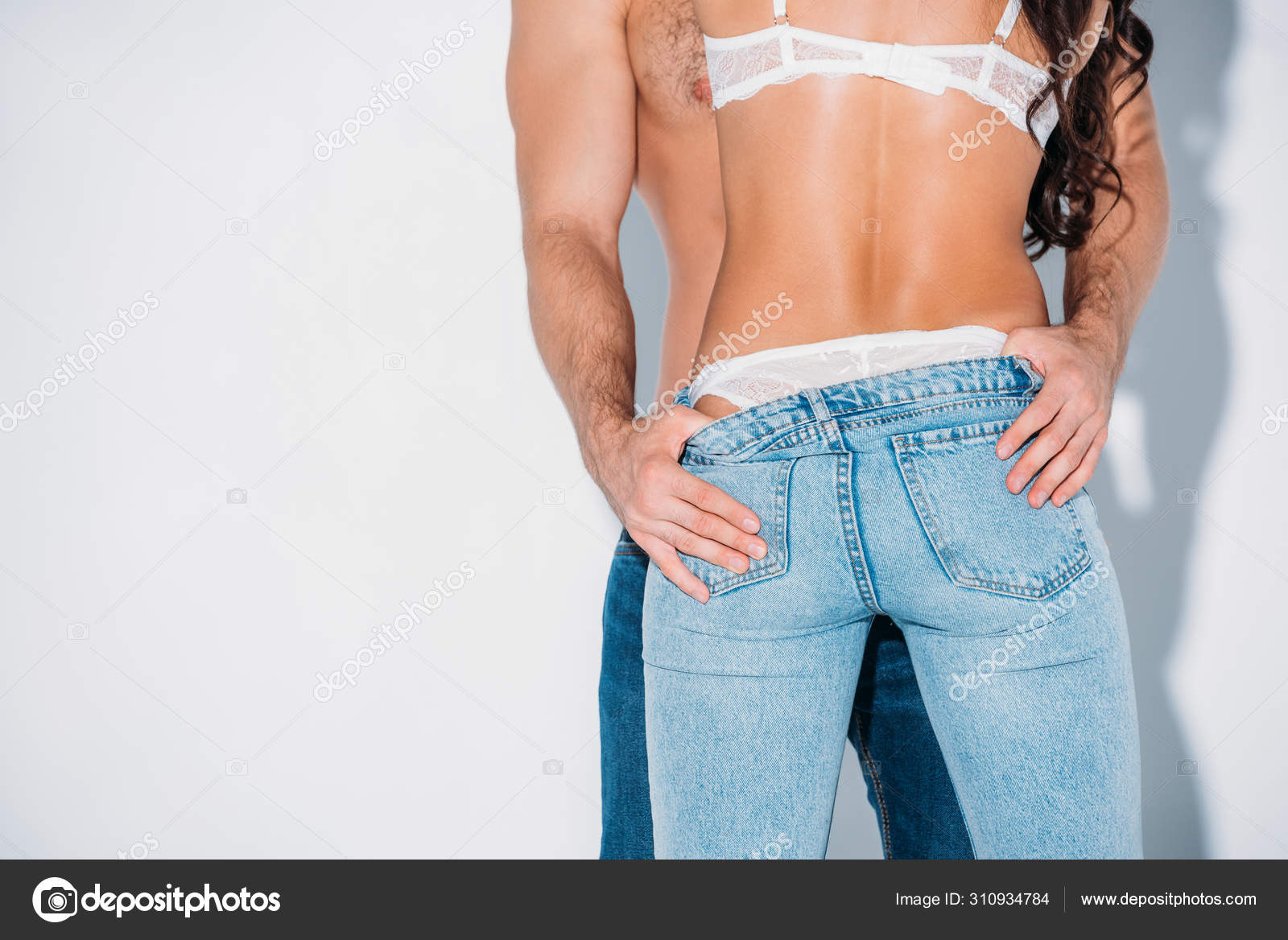 Эротика фото - девушка снимает джинсы
