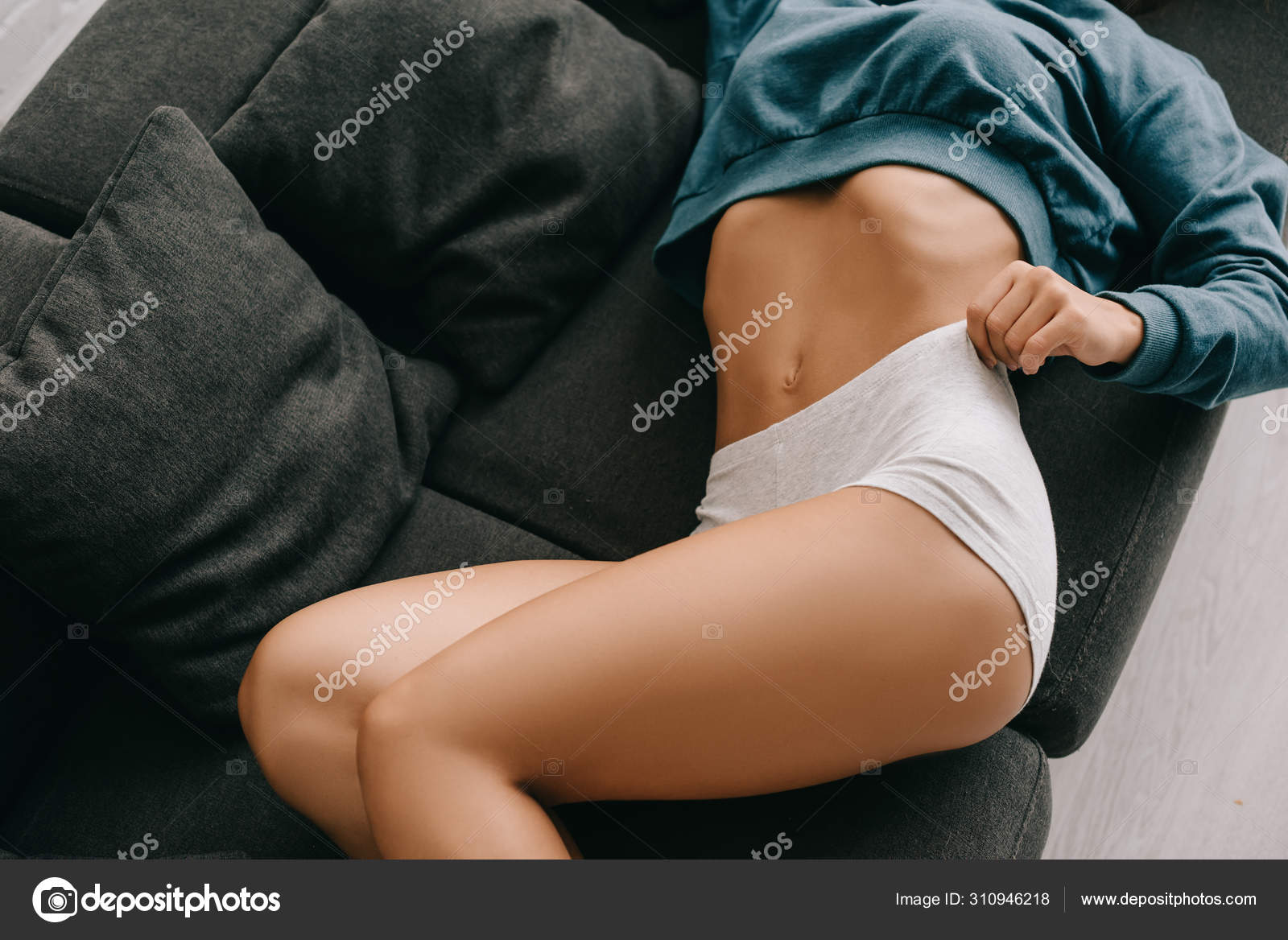Жена лежит на диване стянув с себя майку и трусы фото