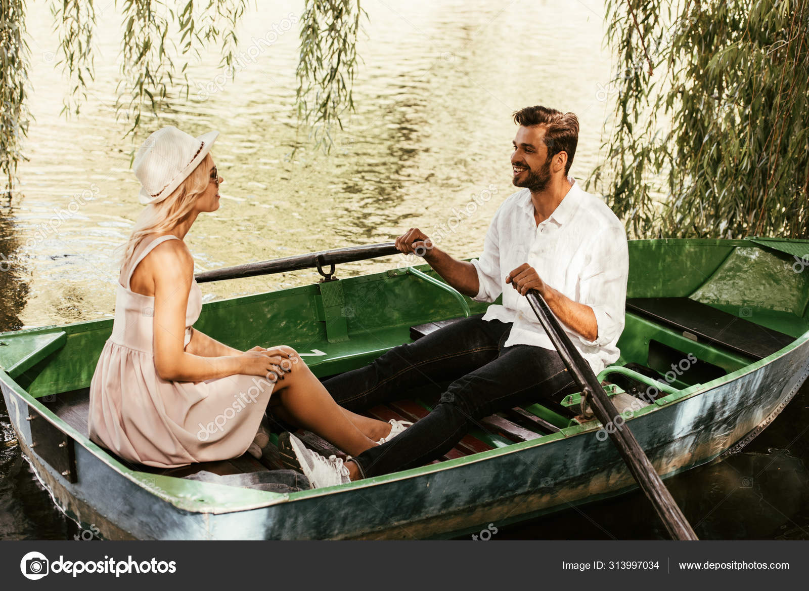 Жена сидя в лодке показывает сиськи фото
