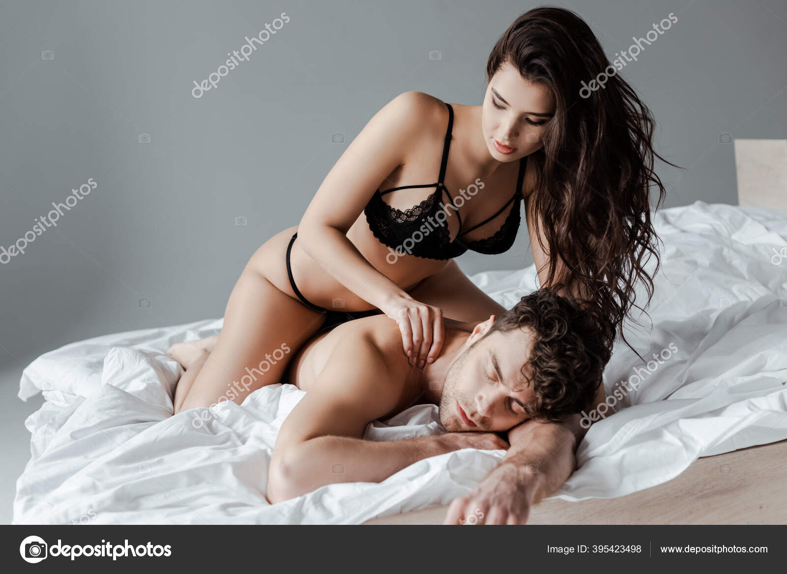 Две подруги на большой кровати занимаются любовью 