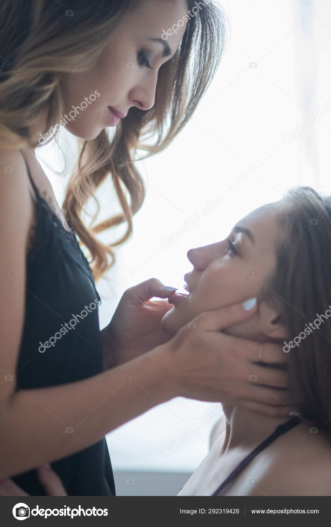 Две девки трогают и хотят друг друга