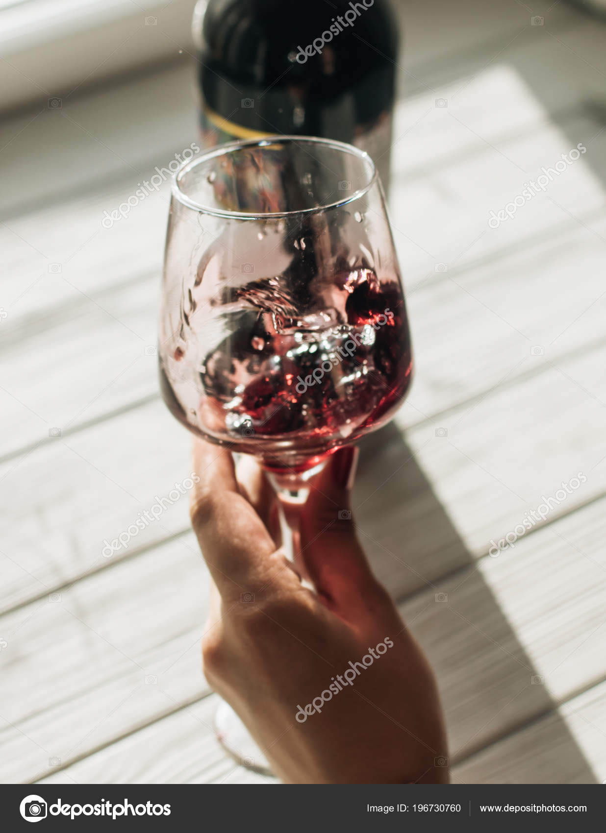 Вино В Руках У Девушки Фото