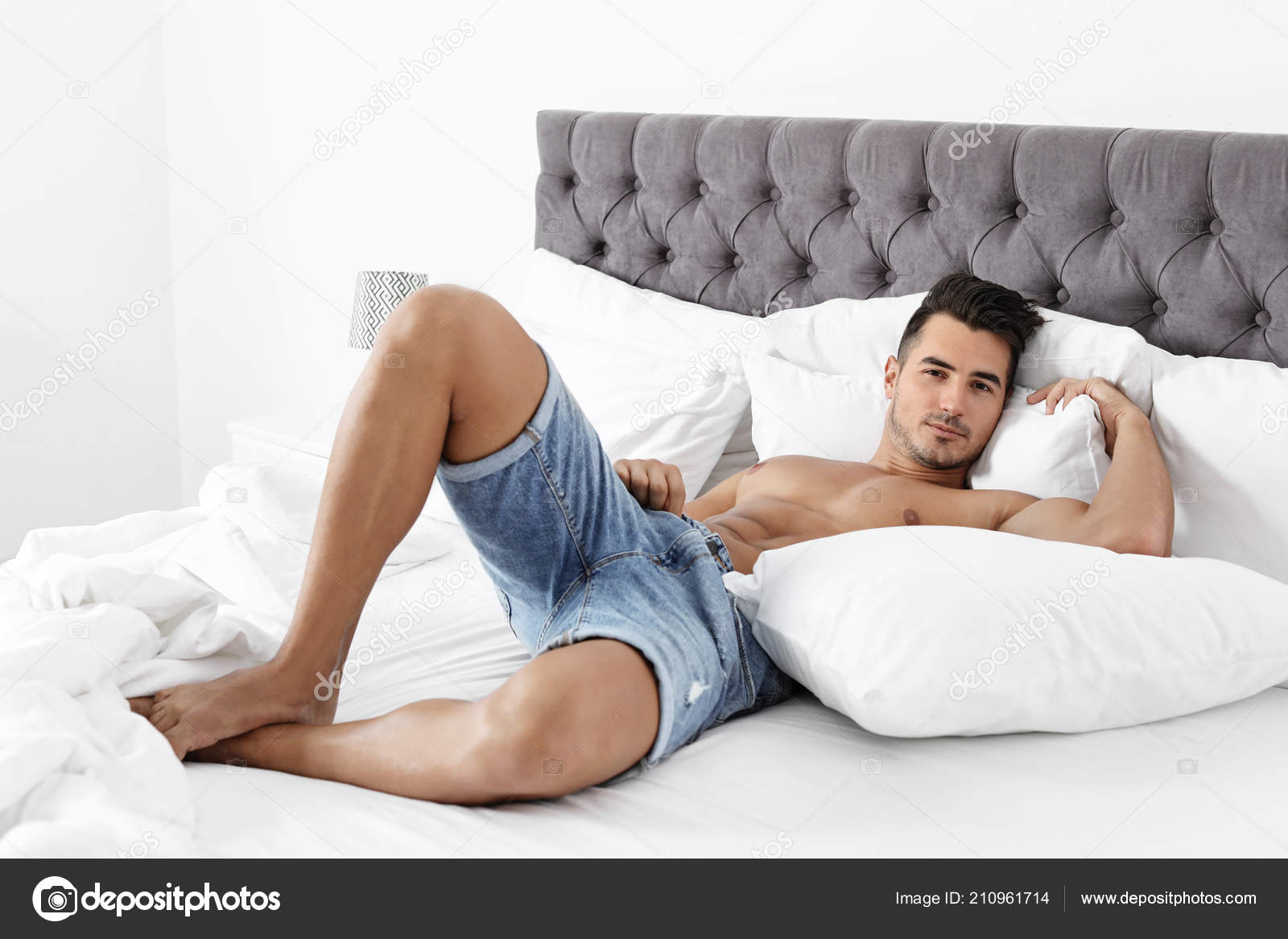 Лёжа в кровате зрелый мужик ласкает свой хер фото