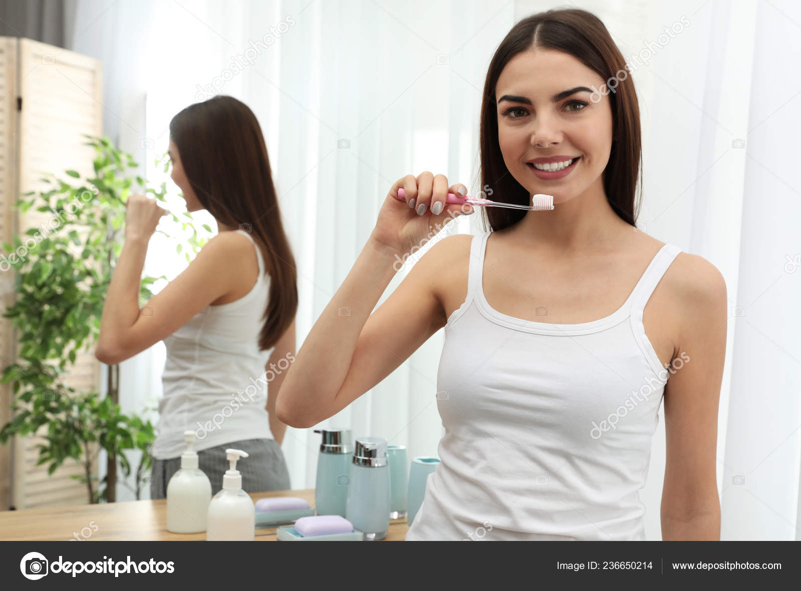 Голая жена чистит зубы фото