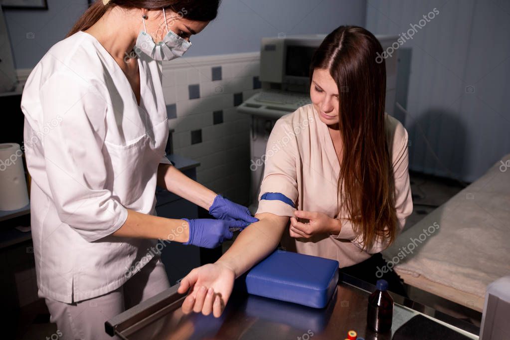 Две медсестры доминируют над пациентом и берут анализ спермы