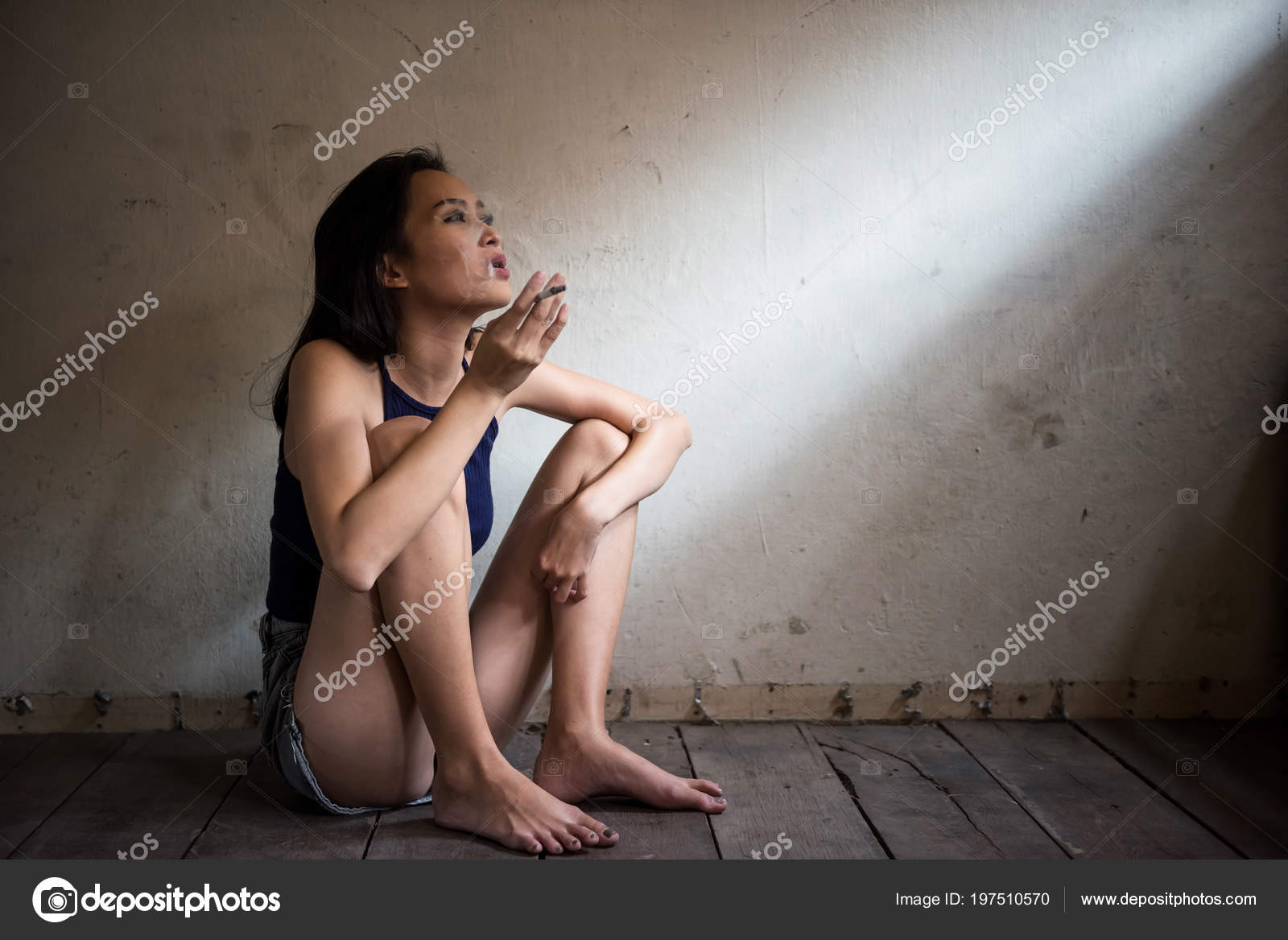 Голая сучка курит сидя на полу