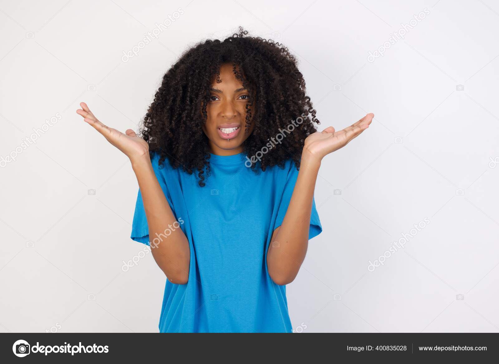 Негритянка студентка с пушистыми волосами сосет черный член 