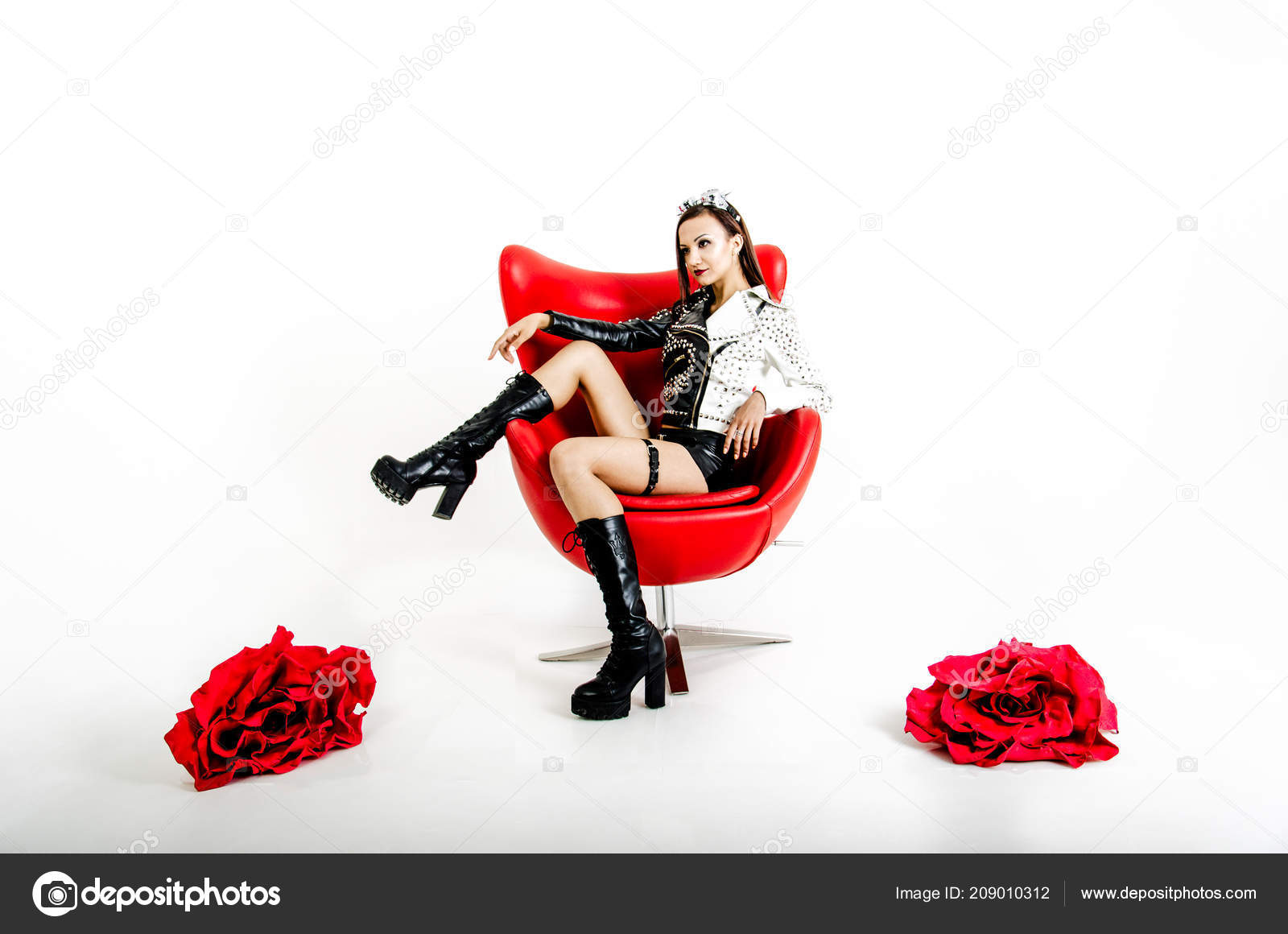 Изящное тело на красном кресле 