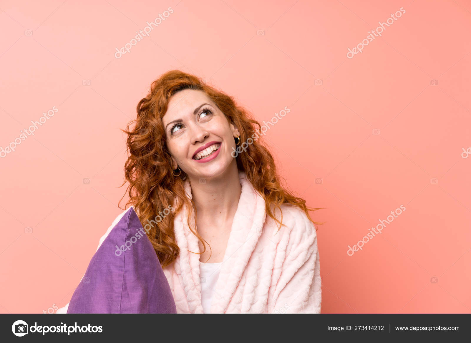 Рыжая женщина в халате - 15 фото