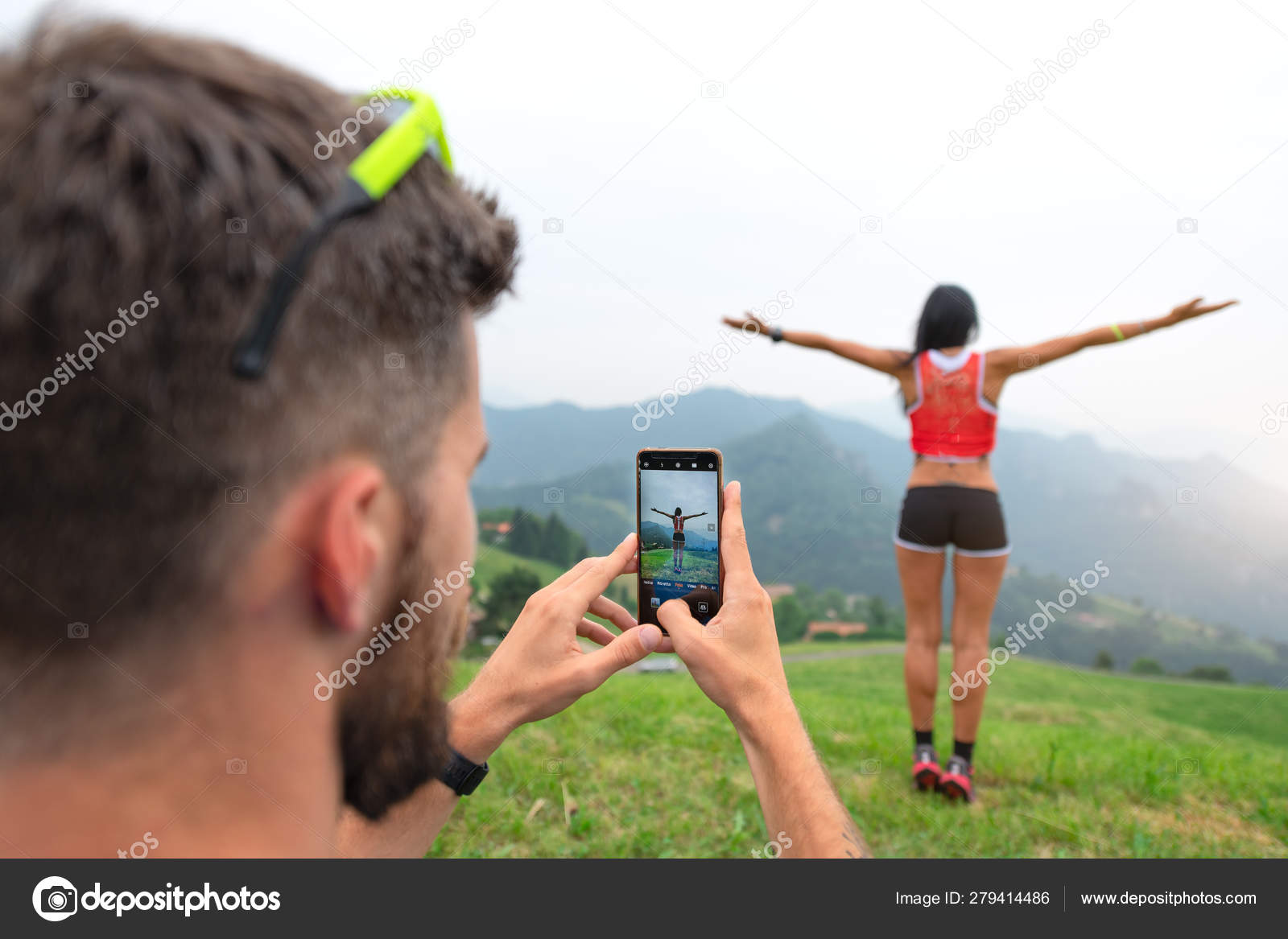 Муж на телефон фотографирует зад жены фото