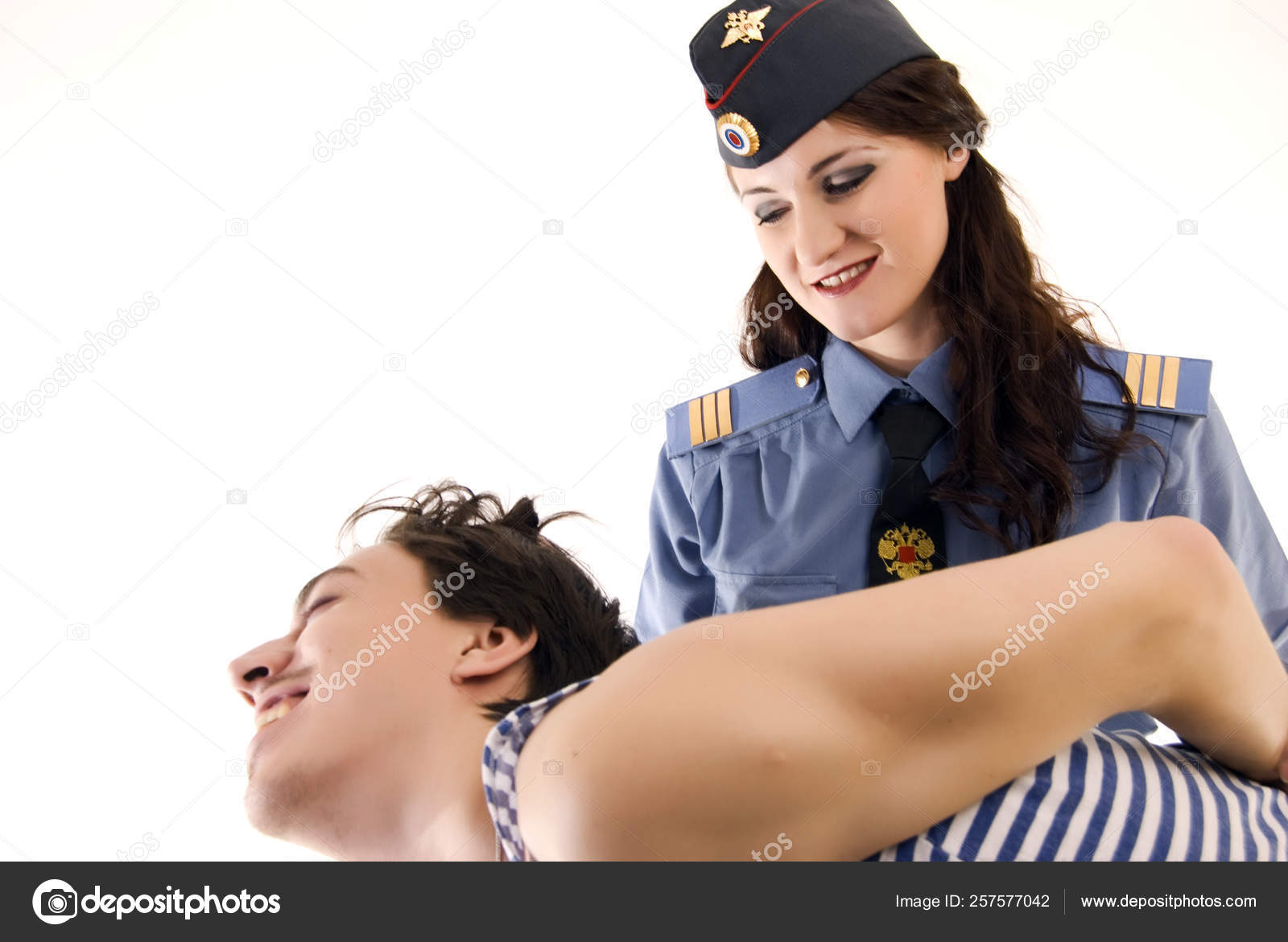 Парень на пару с полицейским трахает молодую леди