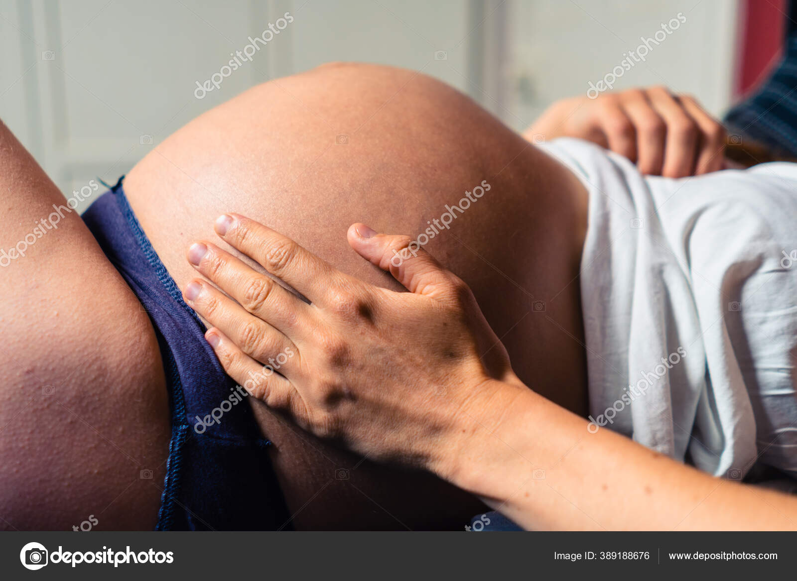 Беременная девушка дрочит