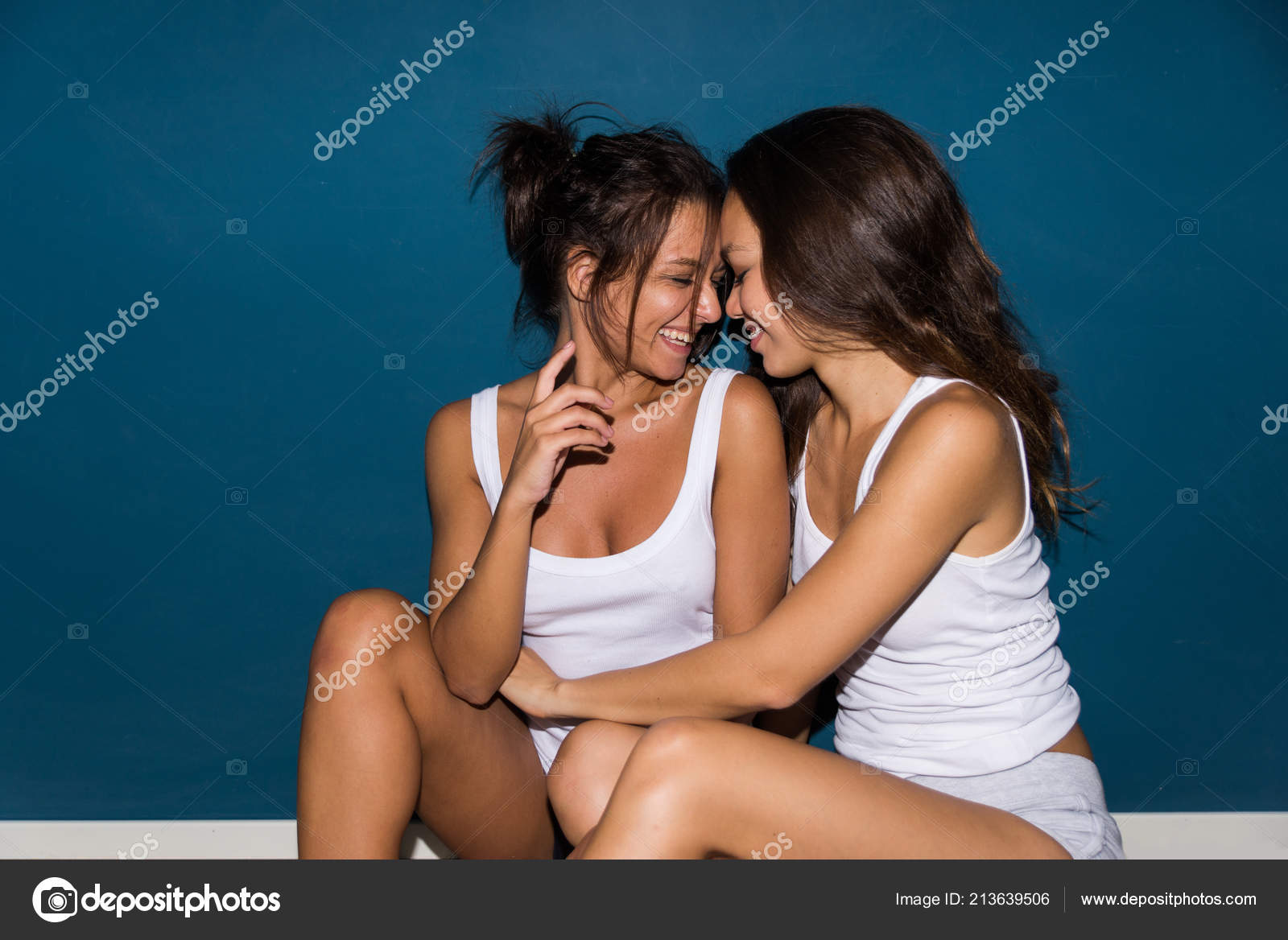Красивый оральный секс двух лесбиянок с худой талией на кроватке