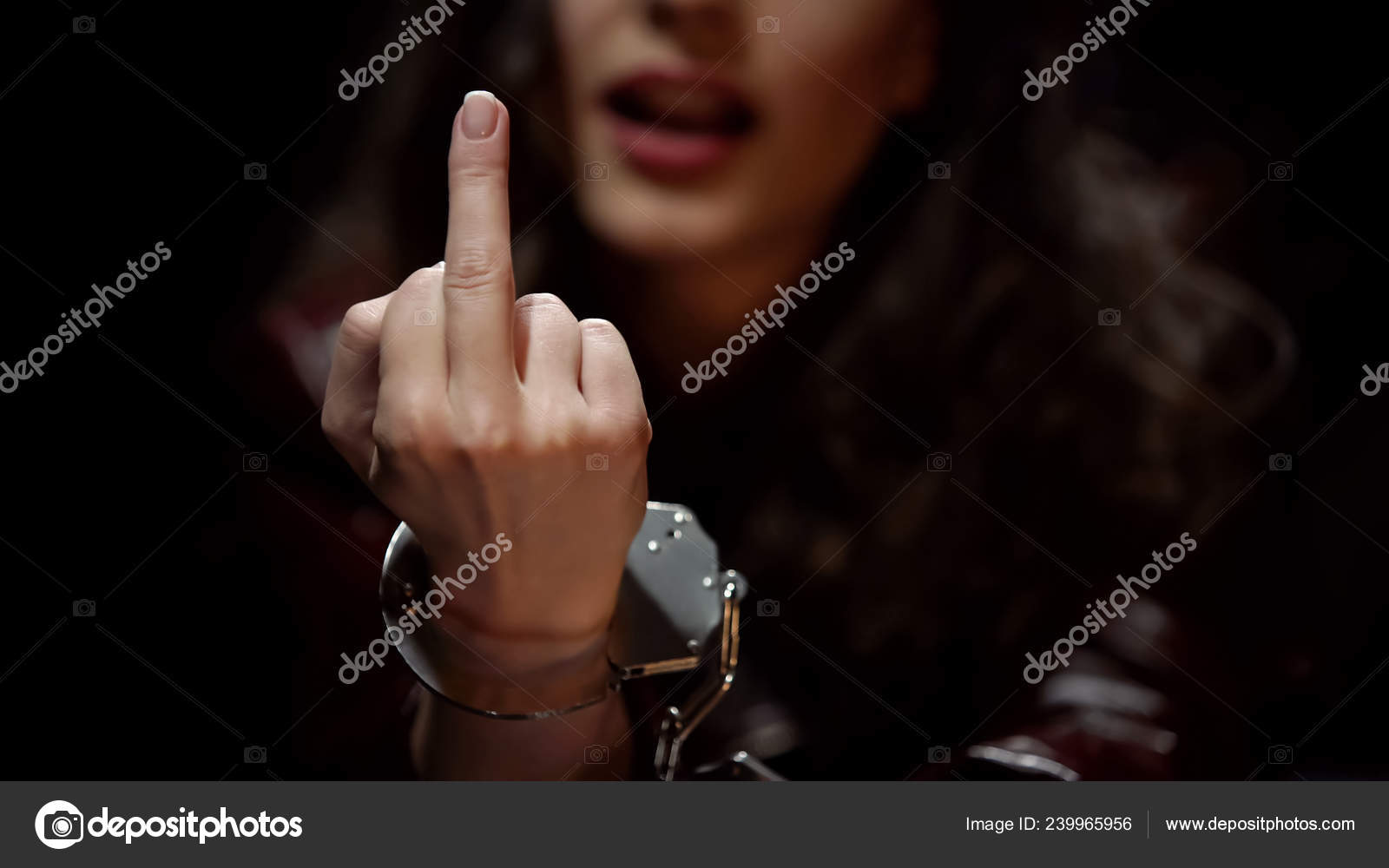 Девушка Показывающая Средний Палец Фото