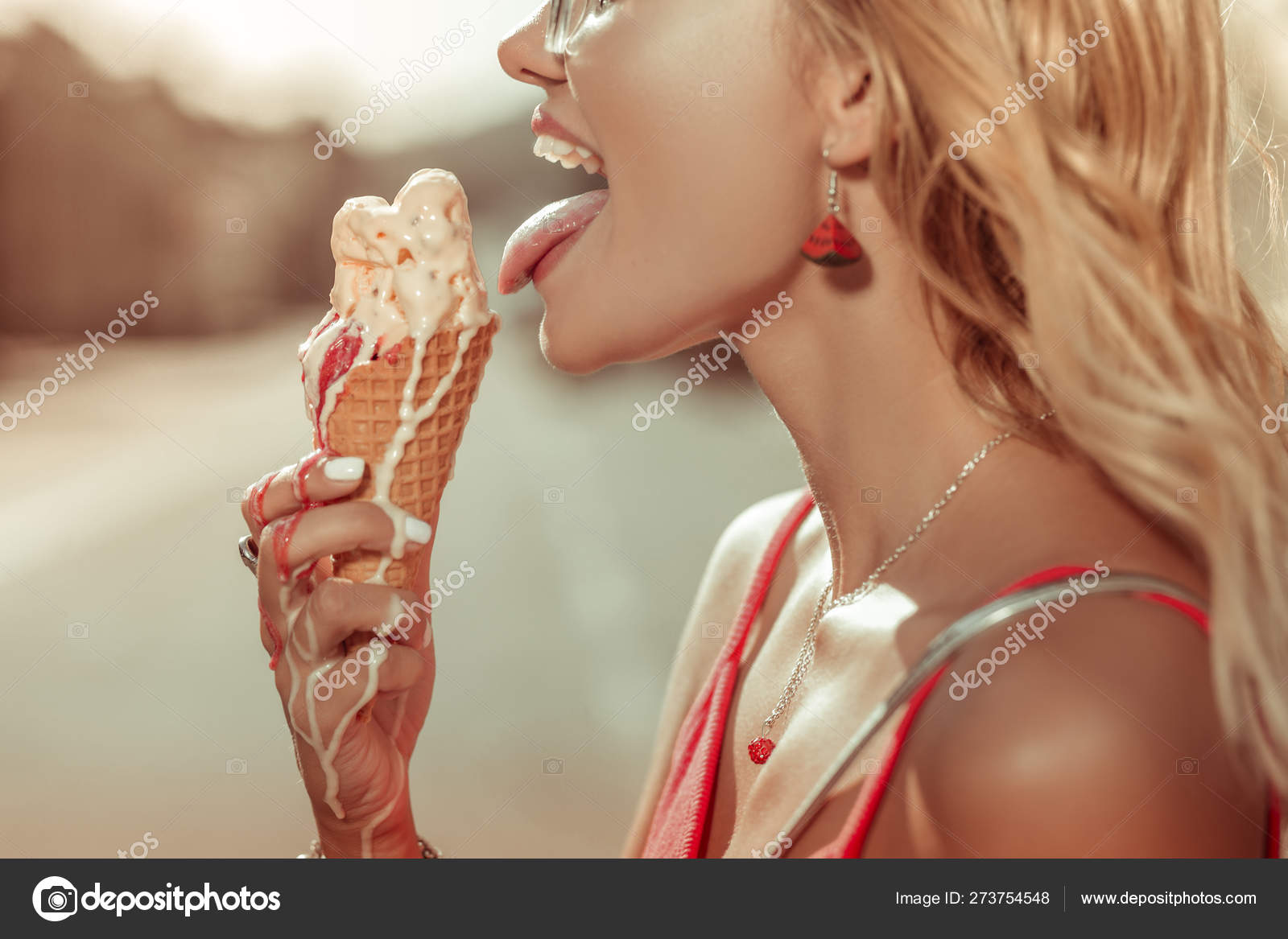 Фото Девушка Есть Мороженое