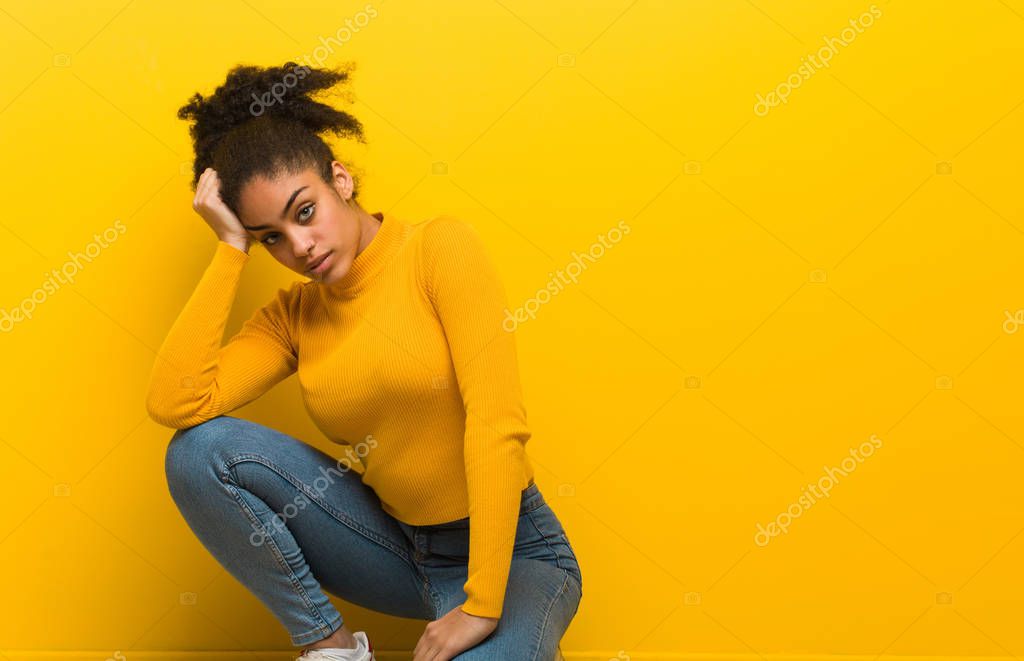 Девушка в желтом кресле