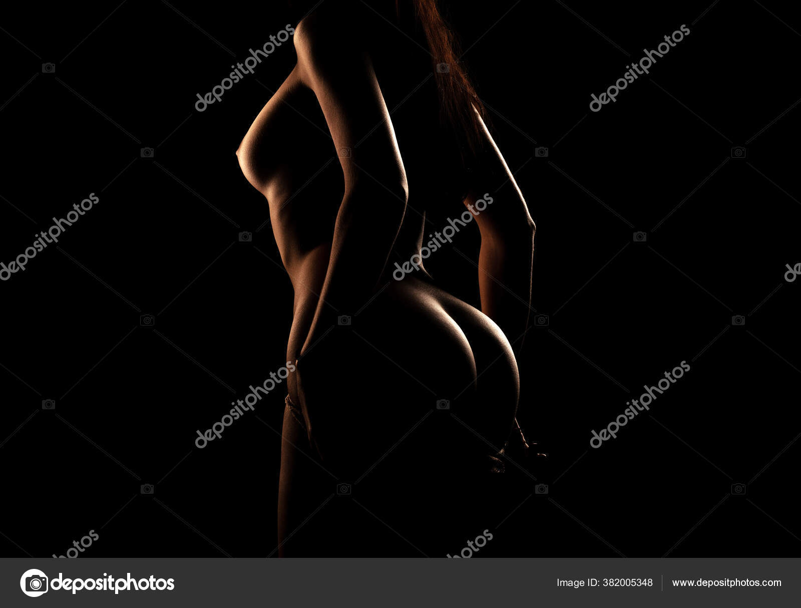 Sexy Figur Schöne nackte weibliche Körper auf schwarzem Hintergrund Stockfotografie