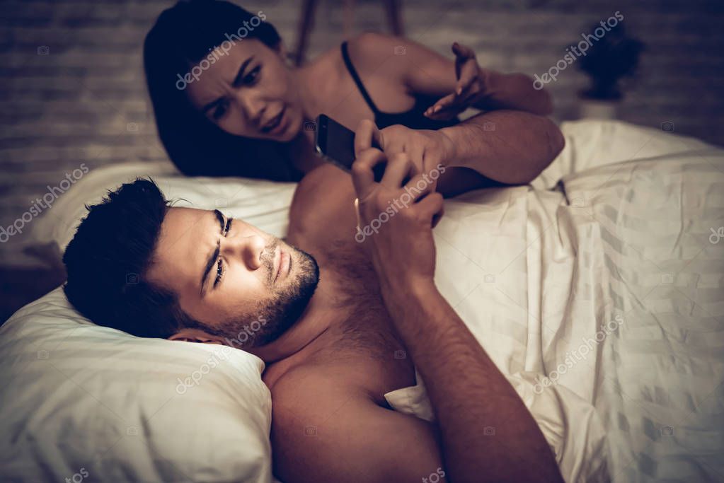 Негритянка помогает брюнетке затрахать мужика в постели до упада