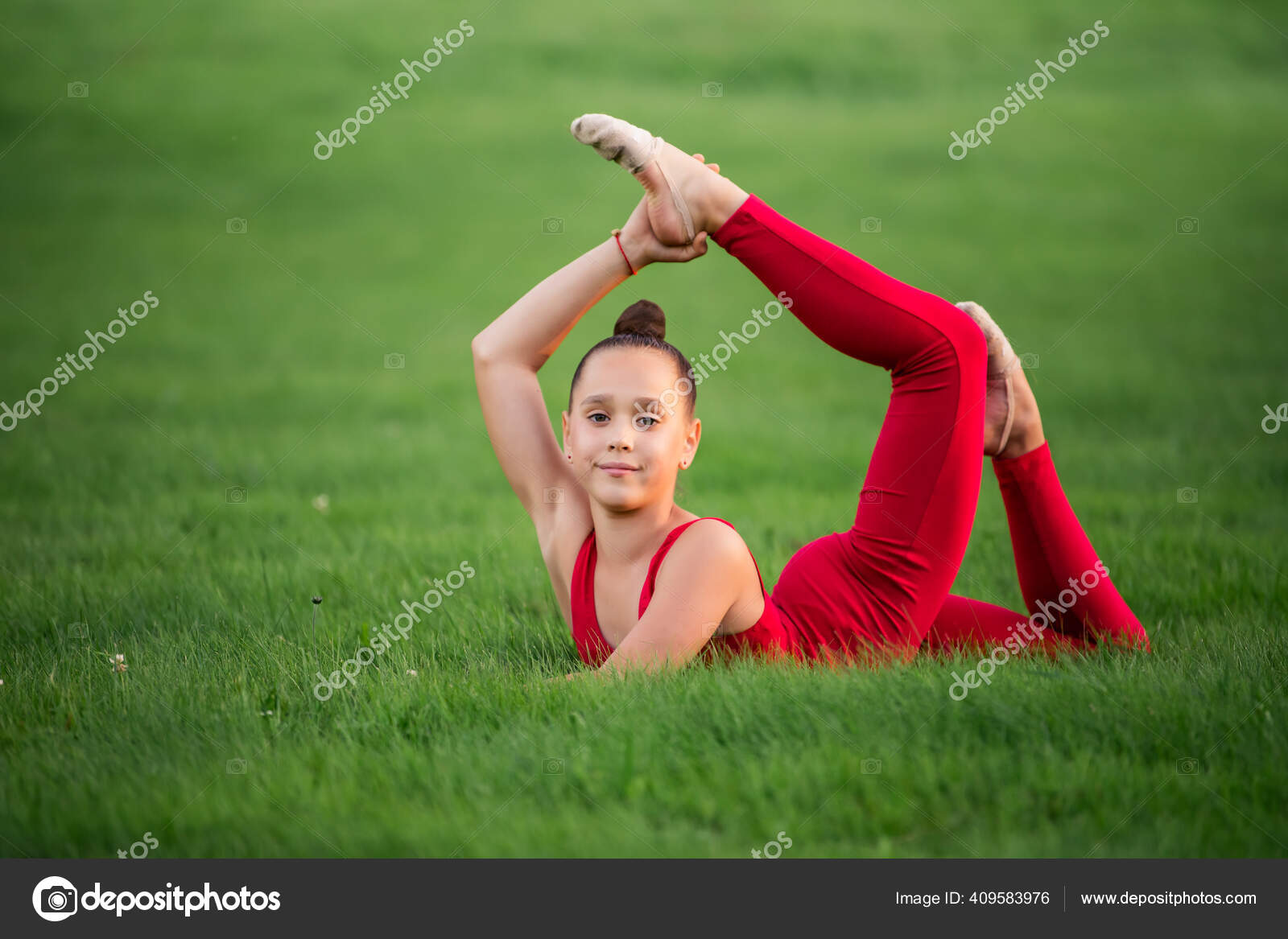 Молодая гимнастка совмещает любительскую мастурбацию с тренировкой