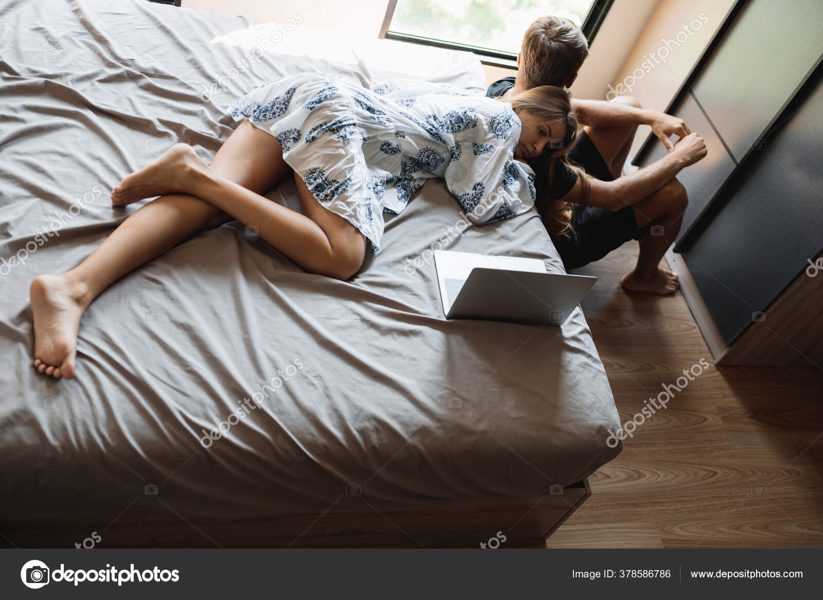 Сидит на постеле и ждёт мужа фото