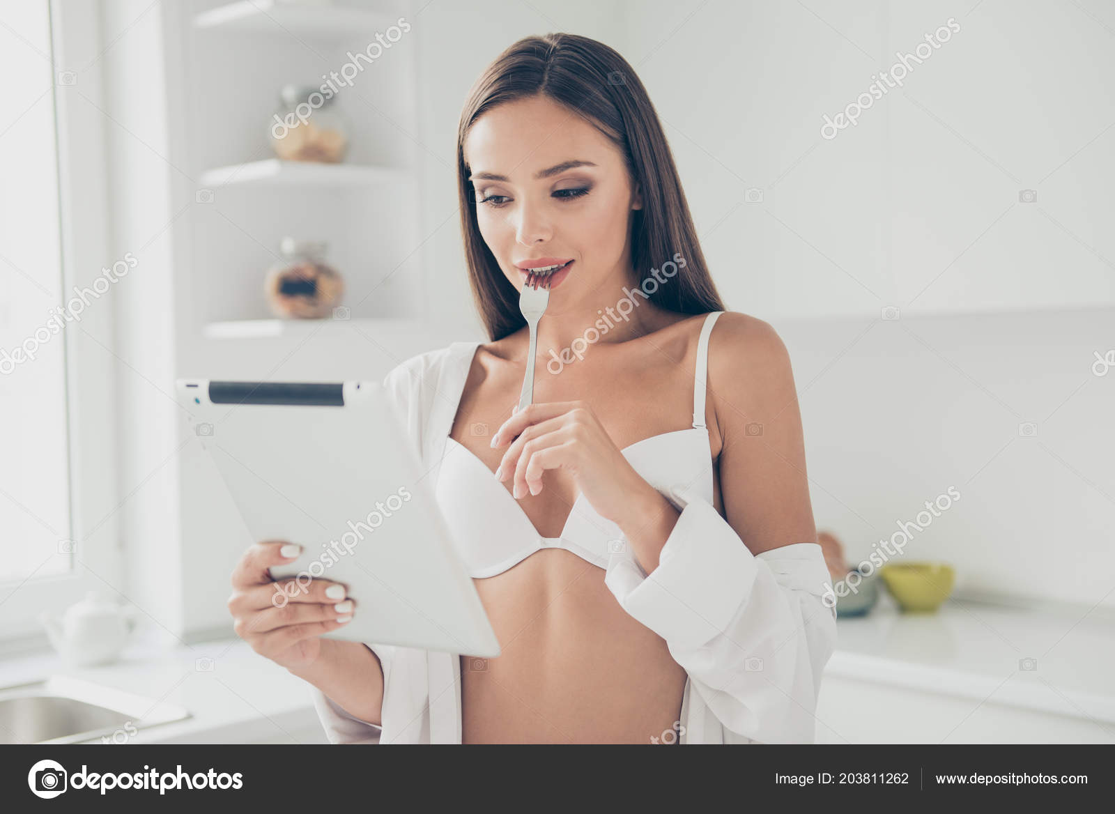 Пока женщина читает кто-то фотографирует ее ведь она специально расстегнула блузку и сняла лифчик 