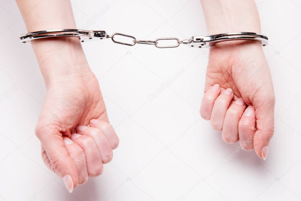 Дамочка в наручниках показывает красивую киску