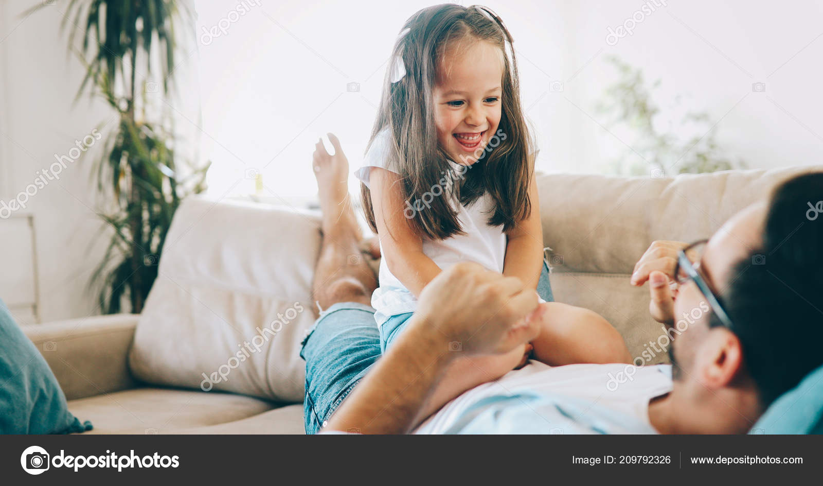 Отец лезет в киску дочери пока мама увлечённо смотрит фильм