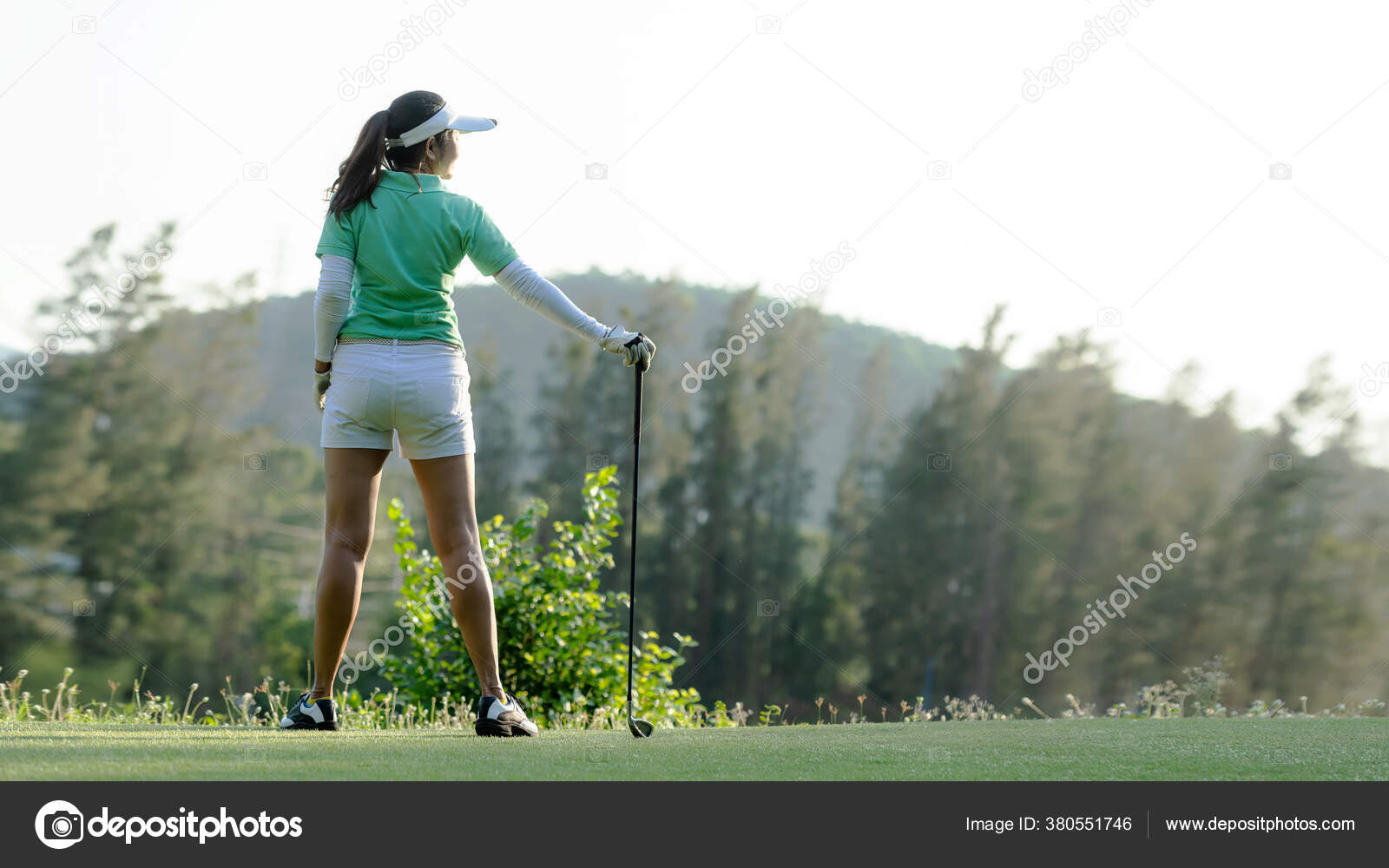 Брюнетка подставила щелку на поле для гольфа