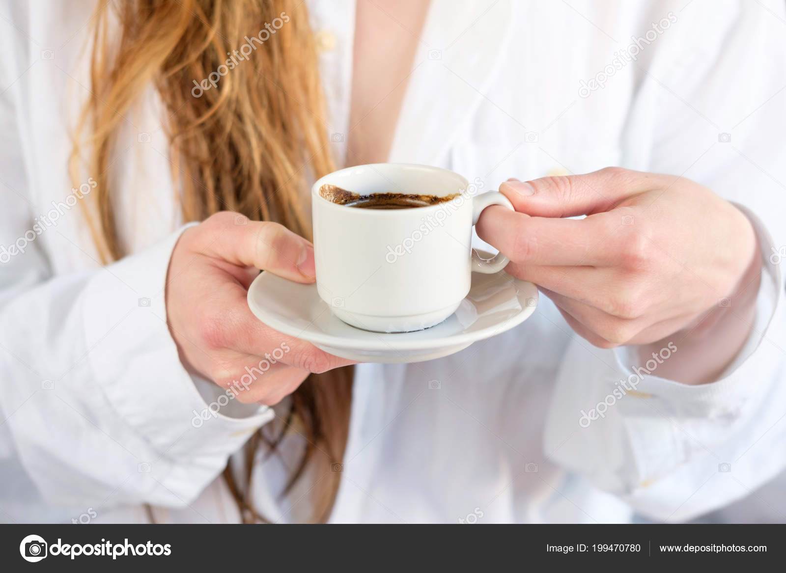 Девушка в белой блузке и без трусиков пьет чай