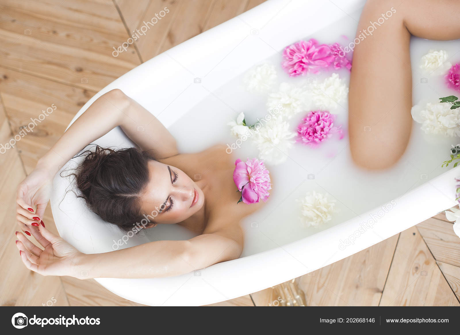 Беременная жена принимает ванну фото