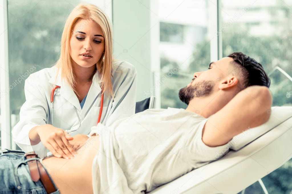 Зрелая сиськастая медсестричка совращает пациента в надежде на секс