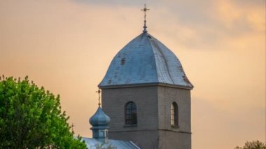 ağaç ve akşam bulutlar ile kilise timelapse