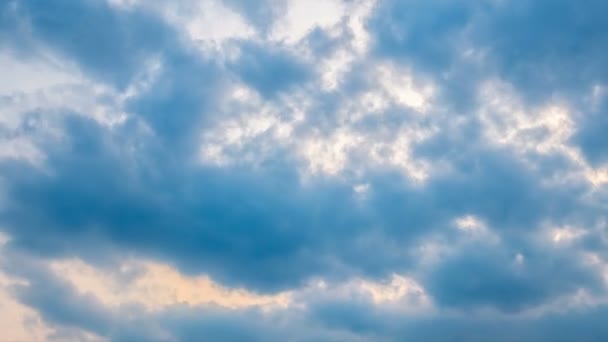 Wolken ziehen über blauen Himmel — Stockvideo