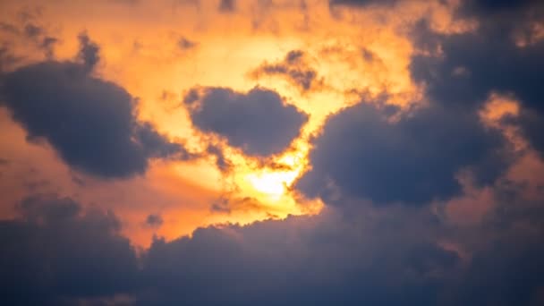 Gyönyörű, gazdagon színezett felhők alatt egy aktív vihar naplemente idő telik el — Stock videók