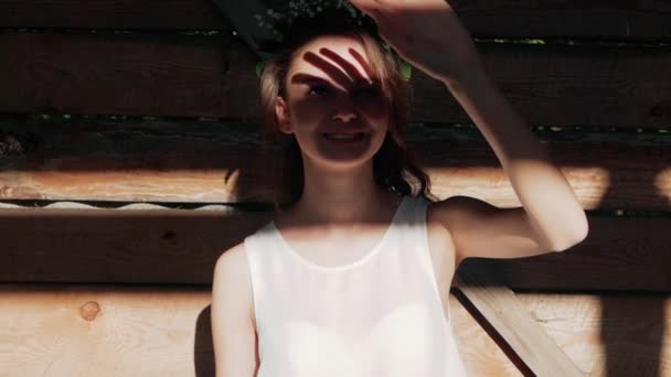 Mädchen berühren das Sonnenlicht von Hand in ihrem Zimmer zu Hause. glückliche Frau, die durch ihre Finger in die strahlende Sonne blickt. schöne Morgenszene mit einer Frau — Stockvideo